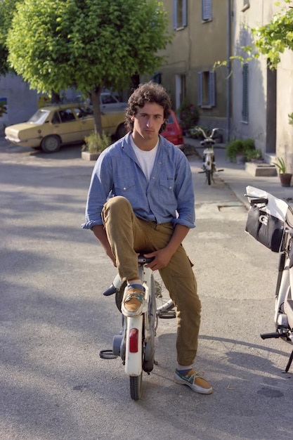 Photo man riding push scooter on street