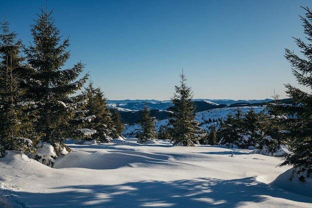 Un uomo che cavalca in cima a un pendio innevato