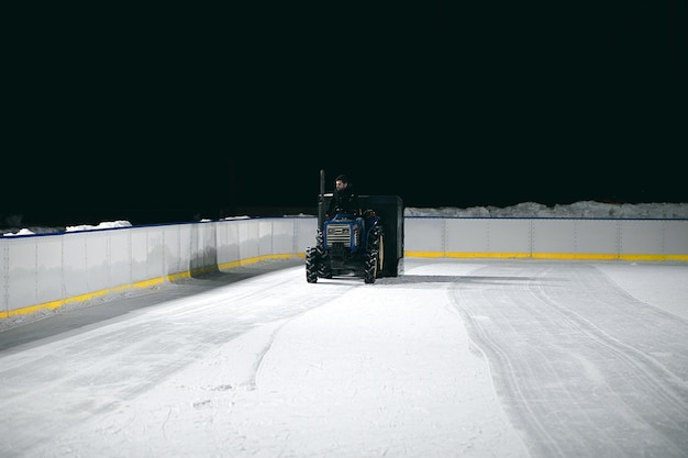 Фото Человек едет на автомобиле на ледяной площадке на фоне ясного неба ночью