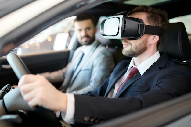 Man rijden in virtual reality headset