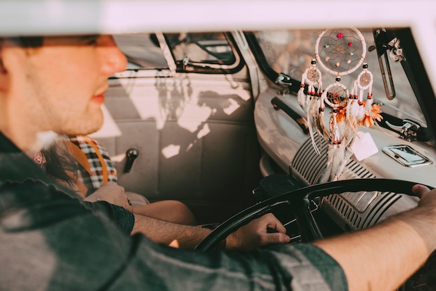 Man rijden minivan, road trip reisfoto in esthetische stijl