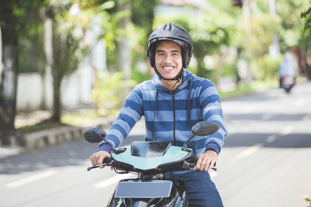 Man rijden op een motorfiets of motor