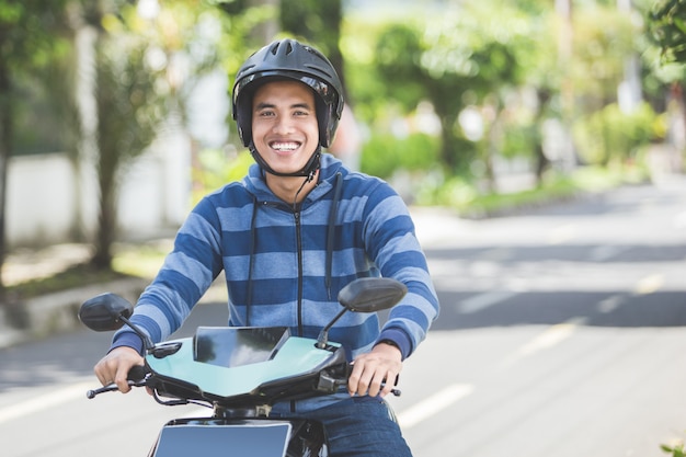 Man rijden op een motorfiets of motor