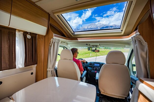 Man rijden op een weg in de Camper Van RV. Caravan auto vakantie. Familie vakantiereizen, vakantiereis in camper