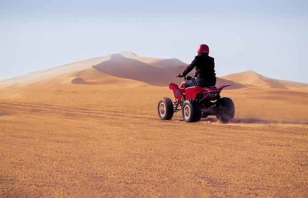 Man rijden quadbike in Namib woestijn op een zonnige dag
