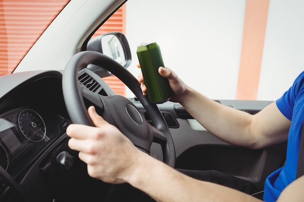 Man rijden zijn busje terwijl dronken