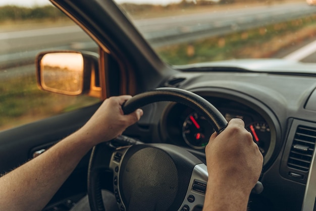 Man rijdende auto via de snelweg op zonsondergang