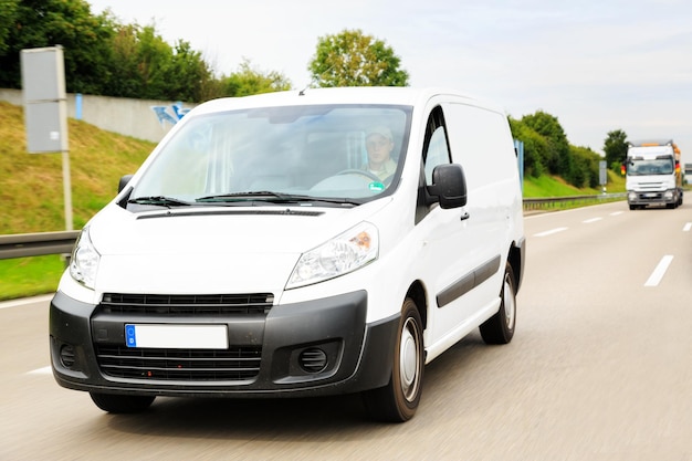 Man rijdt een bestelwagen op de weg