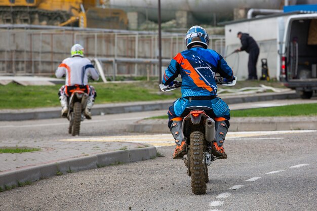 Man rijdt op een motorcross in een beschermend pak