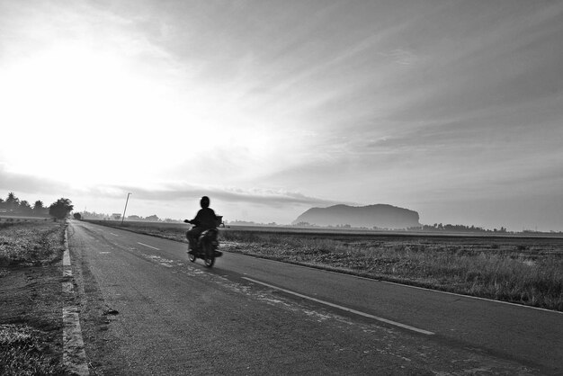 Photo man on road against sky