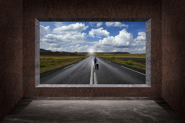 Foto uomo sulla strada visto attraverso una finestra