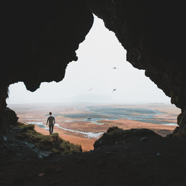 Photo man on rock against sky