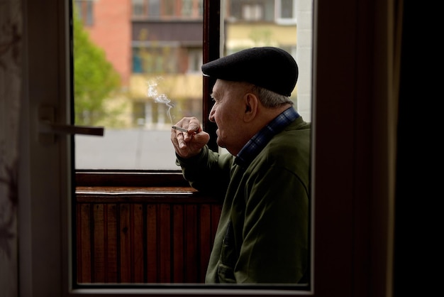 Man roken sigaret op het balkon