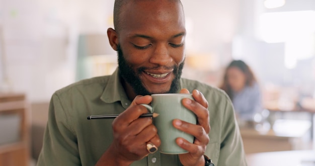 Man ruikt koffiekopje en aroma voor inspiratie terwijl hij bezig is met ontwerpen en plannen bij opstarten Creatief zwart man café en geur van drank om 's ochtends te beginnen bij grafisch ontwerpbedrijf in Atlanta