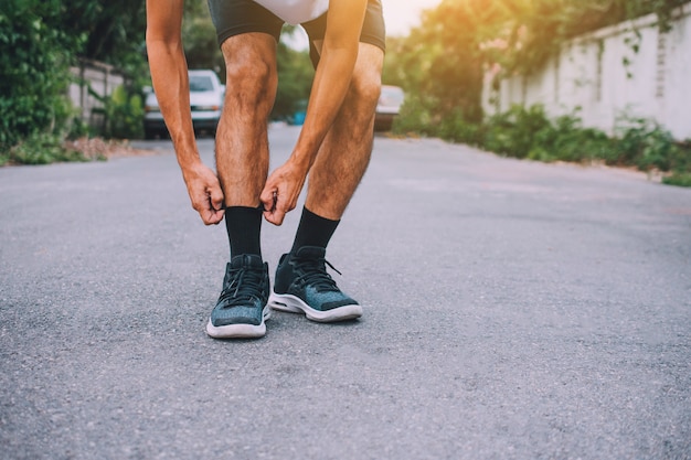 Человек бегать по улице бегать на тренировку, бегать спортом и крупным планом на кроссовках