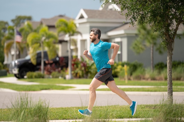 写真 雨が降っている通りの男性ランナーは、健康概念のハンサムな男 ru の運動実行のために実行されます