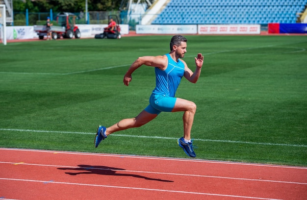 Foto man runner op stadion rennen voor uithoudingsvermogen