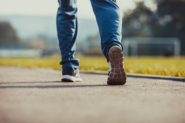 Un corridore uomo in abbigliamento sportivo in una posizione prima di correre