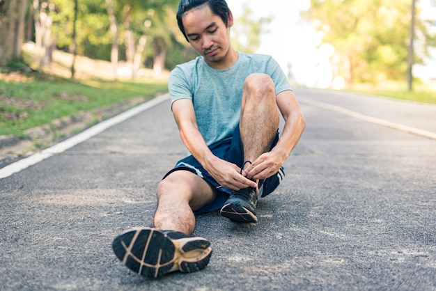 Corridore uomo legare i lacci delle scarpe