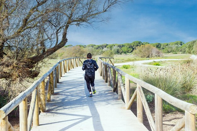 自然の中で走っている男性 健康的なライフスタイル