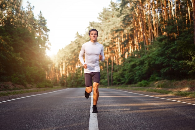 Uomo che corre all'aperto