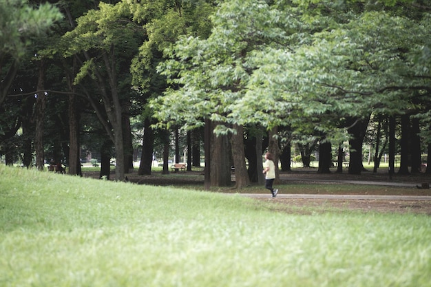 Photo man running in park