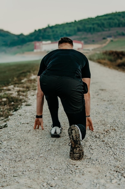 山の道路を走る/全力疾走する男。屋外のトレーニング中に男性のフィットネス ランナーにフィットします。若い白人男性。