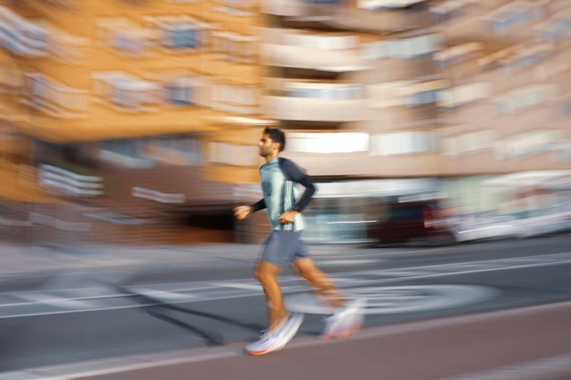 Foto uomo che corre per strada nella città di bilbao, paesi baschi, spagna