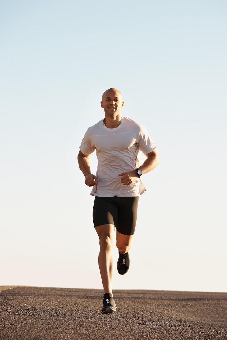 Photo man running in street and fitness outdoor cardio and health fresh air and training for marathon with sky background sport exercise and athlete in city for workout with wellness and endurance