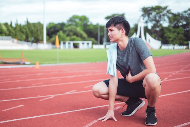 Uomo sulla pista di atletica