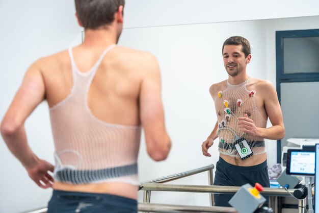 Foto uomo che corre mentre esegue un test di stress cardiovascolare in ospedale