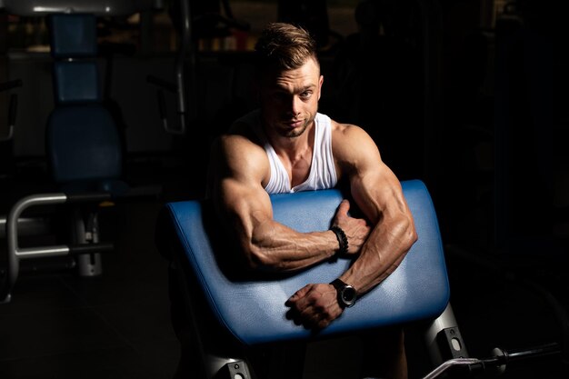 Man rust op bankje in fitnesscentrum