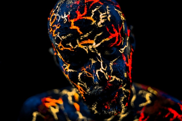 Man&#39;s Face geschilderd in Neon UV Lava