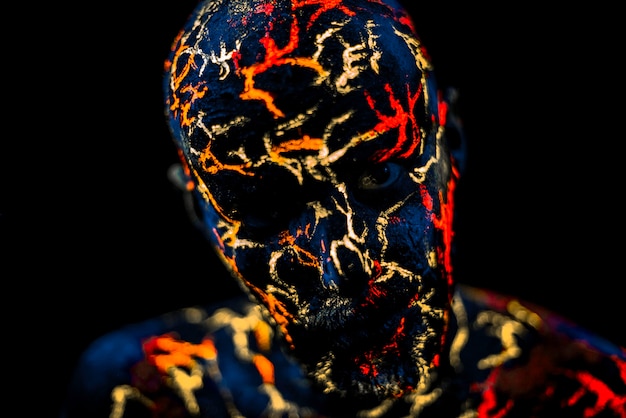 写真 ネオン紫外線溶岩で描かれた男の顔
