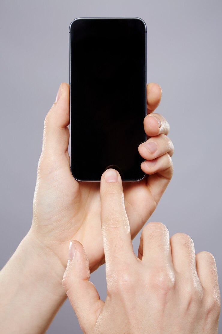 Photo スタジオで携帯電話を持っている男の手