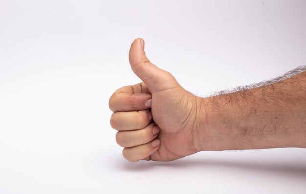 Foto la mano dell'uomo fa il gesto giusto sullo sfondo bianco