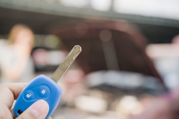 Man&#39;s hand met de afstandsbediening auto.