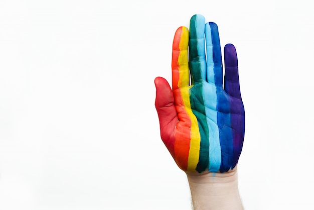 Foto mano dell'uomo con bandiera lgbt