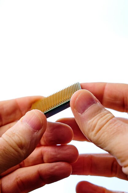 Man's handen met een microchip