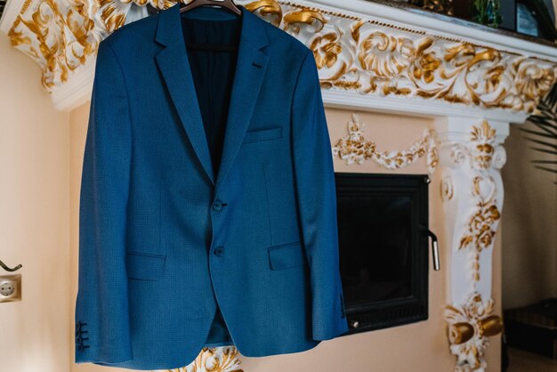 男性のジャケットが部屋のハンガーに掛かっている スーツの接写
