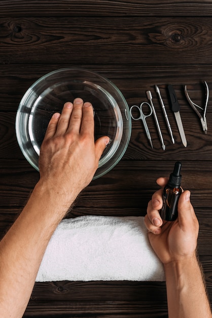 Foto man's manicure. mannenhanden bereid om te manicure. nagelverzorging van de handen