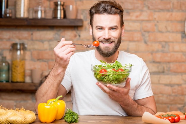 Foto man salade eten