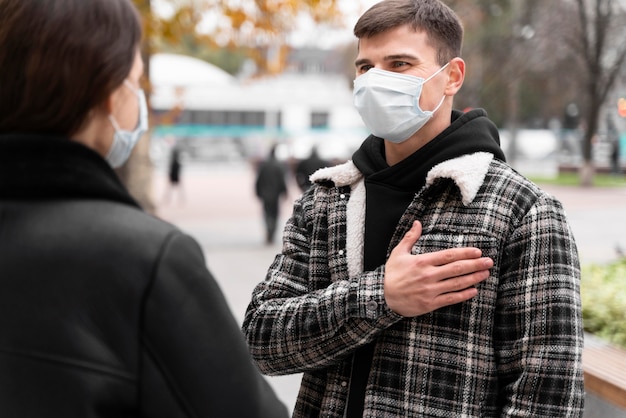 Foto l'uomo saluta con la mano sul gesto del cuore