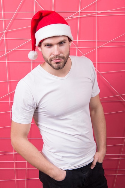 サンタの帽子をかぶった男は、クリスマスプレゼントを保持します。オンラインクリスマスショッピング。明けましておめでとう。幸せなサンタ人。配達クリスマスプレゼント。クリスマス前の朝。メリークリスマス。新年会。親愛なるサンタ。