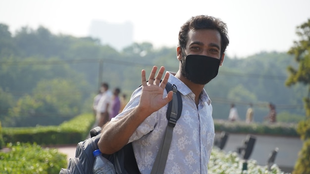 Photo a man saying hi image with mask