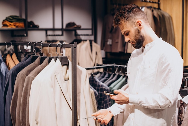 Man scant qr-code met prijs in herenwinkel