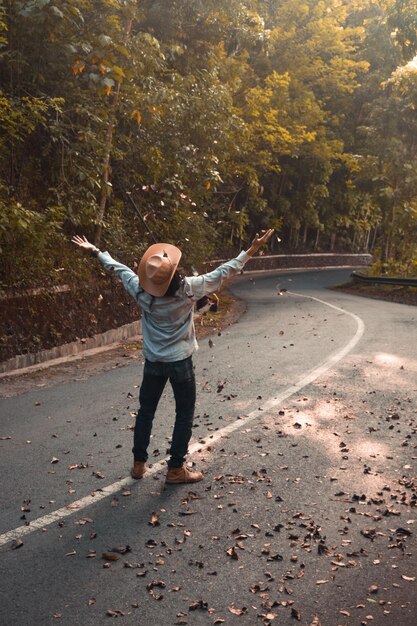 Photo man scattering dry leaves