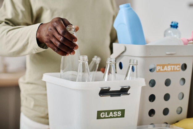 Man scheiden glas in container voor recycling