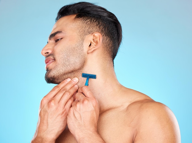 Man scheren baard en gezichtshuidverzorging reinigen voor schoonheid wellness ochtendverzorging of zelfzorg in studio Gezichtsreiniging cosmetica dermatologie zorg en scheren met scheermes voor zelfzorghygiëne