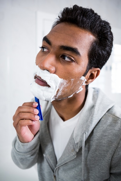 Man scheren in de badkamer